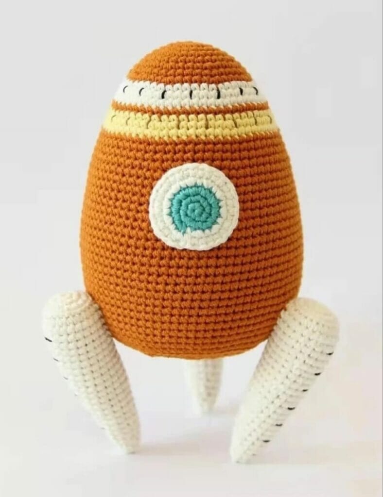 La imagen tiene un atributo ALT vacío; su nombre de archivo es nave-espacial-patron-gratis-amigurumi-juguete-para-ninos-788x1024.jpeg
