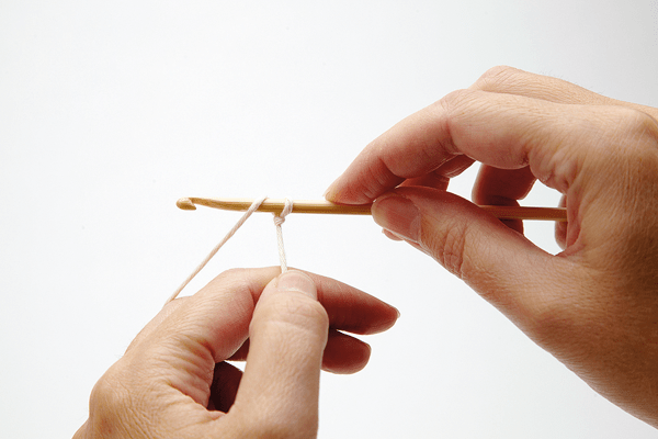 How_to_chain_stitch_step01 Como empezar una cadeneta a crochet - paso 01