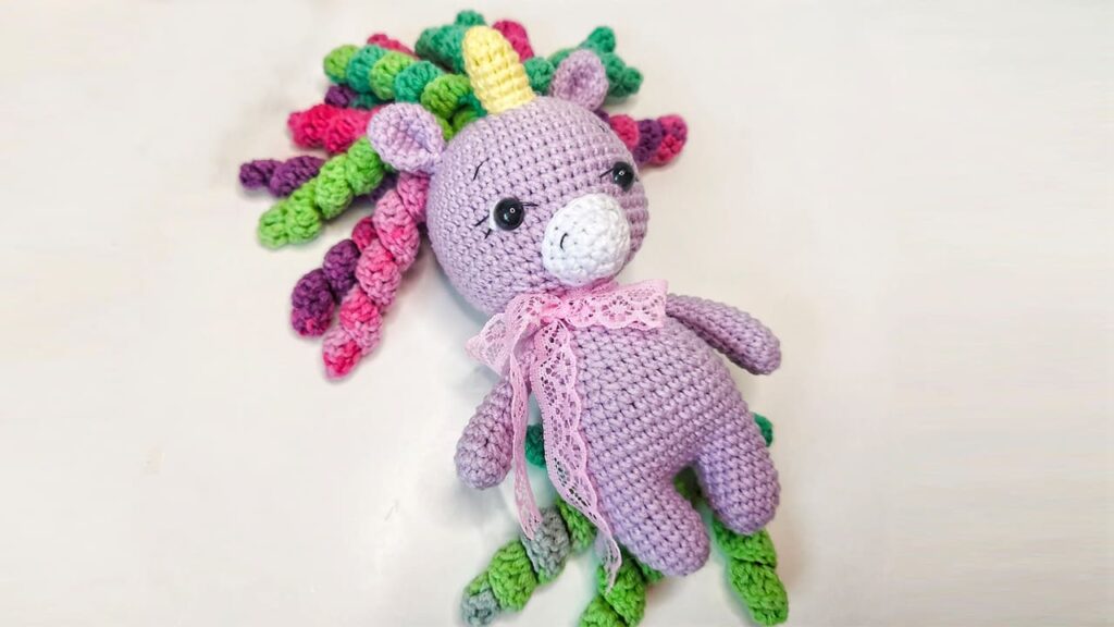 Darn Good Yarn – Kit de ganchillo para principiantes a intermedios,  unicornio DIY Crochet Amigurumi – El kit de ganchillo incluye patrón, hilo,  gancho de ganchillo, relleno y agujas de tejer 