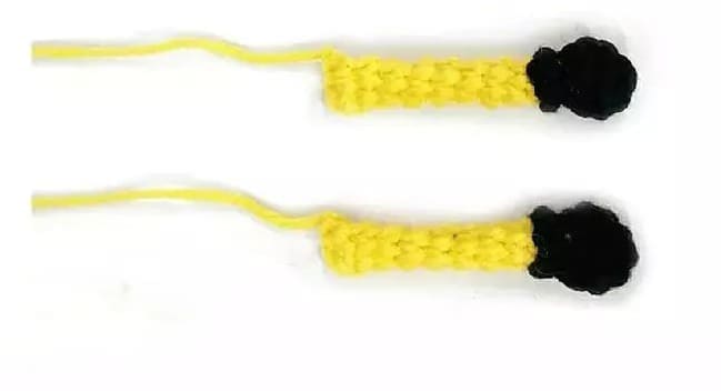 Minion Sentada PDF Amigurumi Patron Gratis Brazos