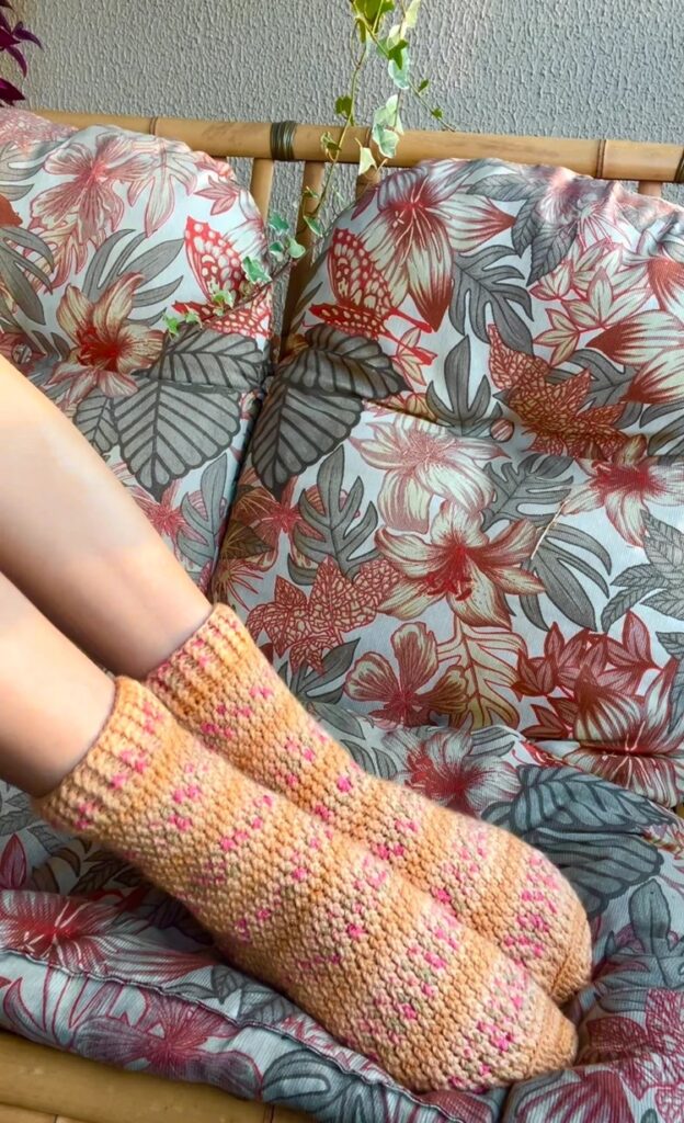 PATRÓN GRATIS Adorables Calcetines de Crochet para Sillas - Crochetisimo